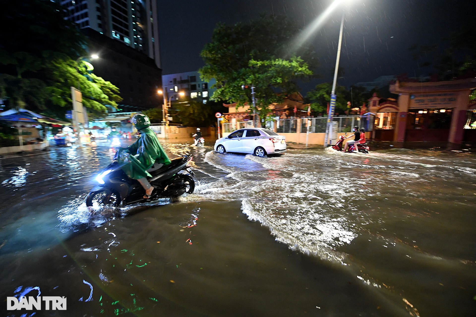Khu nhà giàu Thảo Điền lại ngập sâu sau mưa lớn - 12 Khu nhà giàu Thảo Điền lại ngập sâu sau mưa lớn - 12