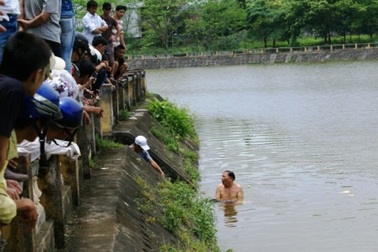 Phát hiện xác một phụ nữ dưới hồ