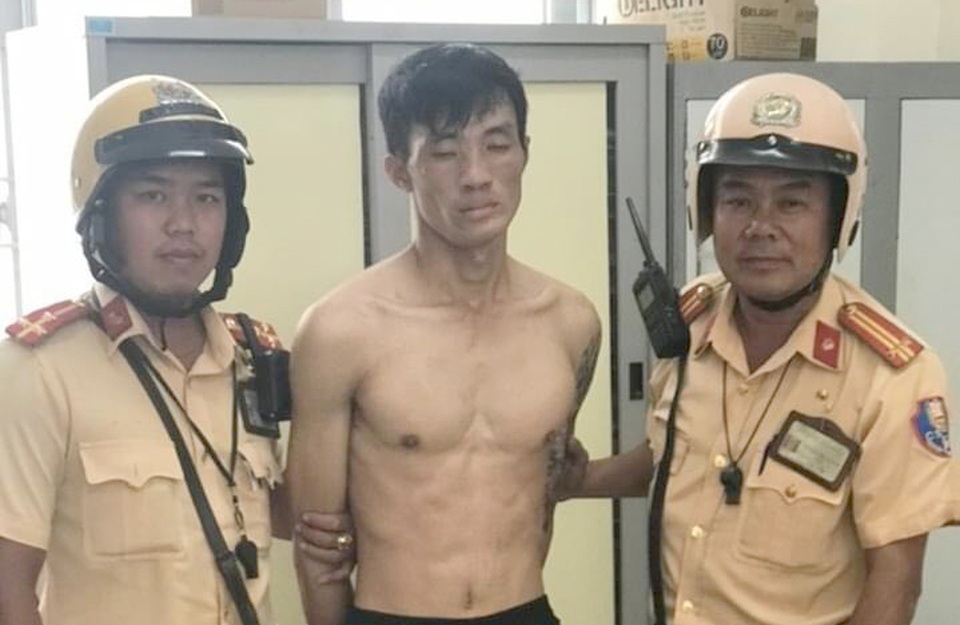 Thanh niên trộm xe máy cầm dao chống trả công an khi bị vây bắt - 1 Thanh niên trộm xe máy cầm dao chống trả công an khi bị vây bắt - 1