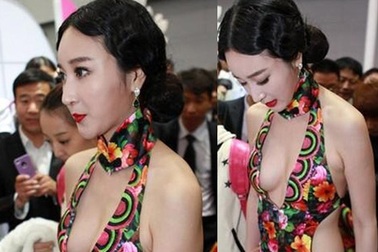 Sốc với xường xám kiệm vải của người mẫu Trung Quốc