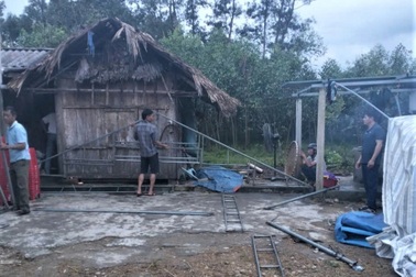 Nam thanh niên bị sét đánh tử vong khi vừa sạc vừa xem điện thoại