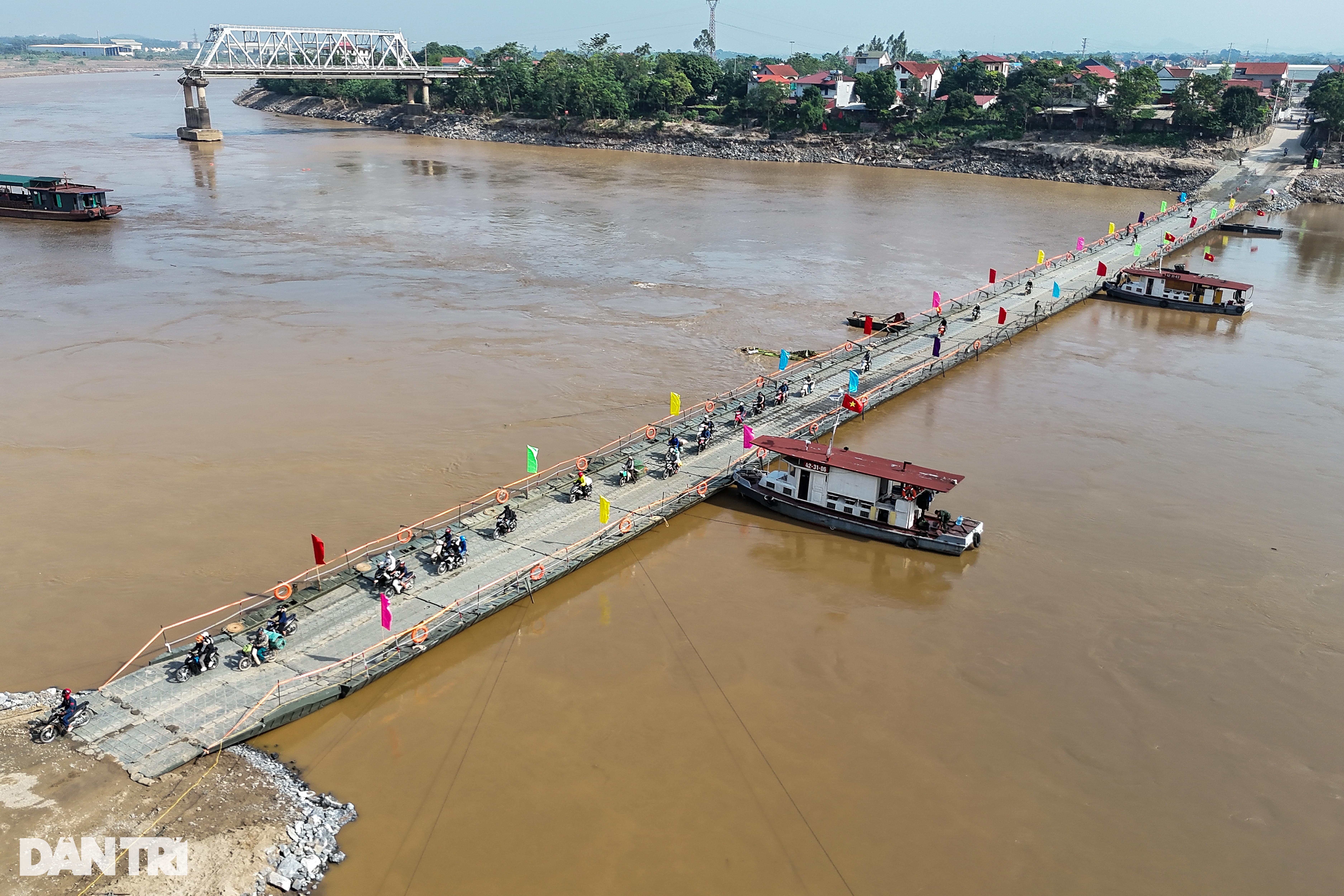 View - Dòng người và phương tiện nườm nượp qua cầu phao Phong Châu | Báo Dân trí