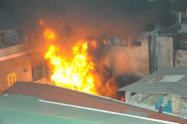 Hỏa hoạn thiêu rụi ngôi nhà 5 tầng và kho chứa phụ tùng xe máy 