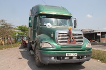 Trạm cân tê liệt vì tài xế quyết "vứt" xe giữa đường