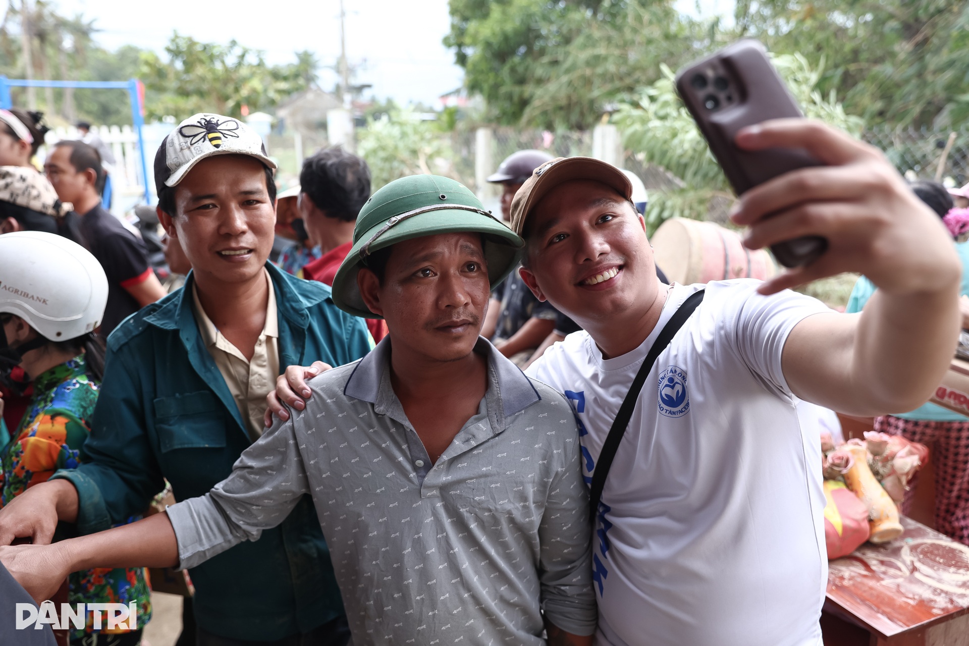 Người hùng cứu gần 70 mạng người trong trận lũ kinh hoàng ở vùng Phú Yên - 12 Người hùng cứu gần 70 mạng người trong trận lũ kinh hoàng ở vùng Phú Yên - 12