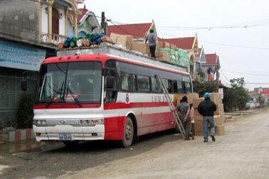 “Làng tỷ phú” và những chuyến xe tấp nập đi Lào sau Tết