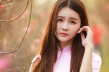 Thiếu nữ mộng mơ giữa vườn đào Nhật Tân