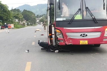 Tài xế lái ô tô khách lấn đường, tông người đi xe máy tử vong