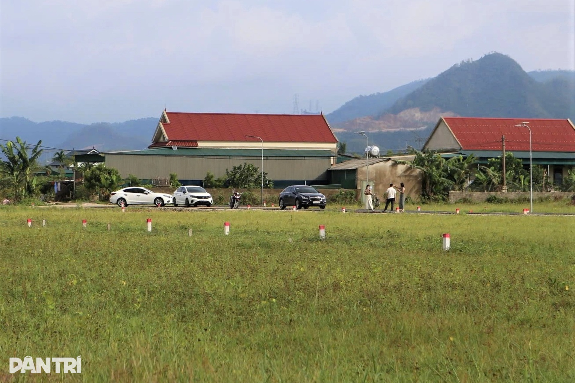 Ô tô, môi giới nườm nượp đổ về làng quê trong cơn sốt đất - 10 Ô tô, môi giới nườm nượp đổ về làng quê trong cơn sốt đất - 10