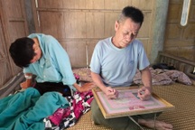 Cha mẹ nằm liệt giường ngày đêm mong ngóng con trai đang cấp cứu trở về