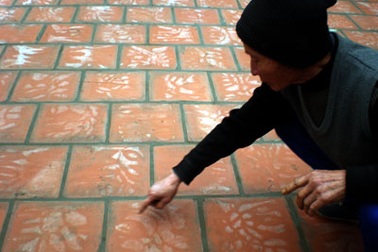 Đổ xô đi xem sân chùa nổi “chữ Nho”