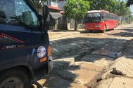 Kinh hãi đoạn đường bê tông vỡ vụn, tai nạn xảy ra như cơm bữa ở Hà Nội