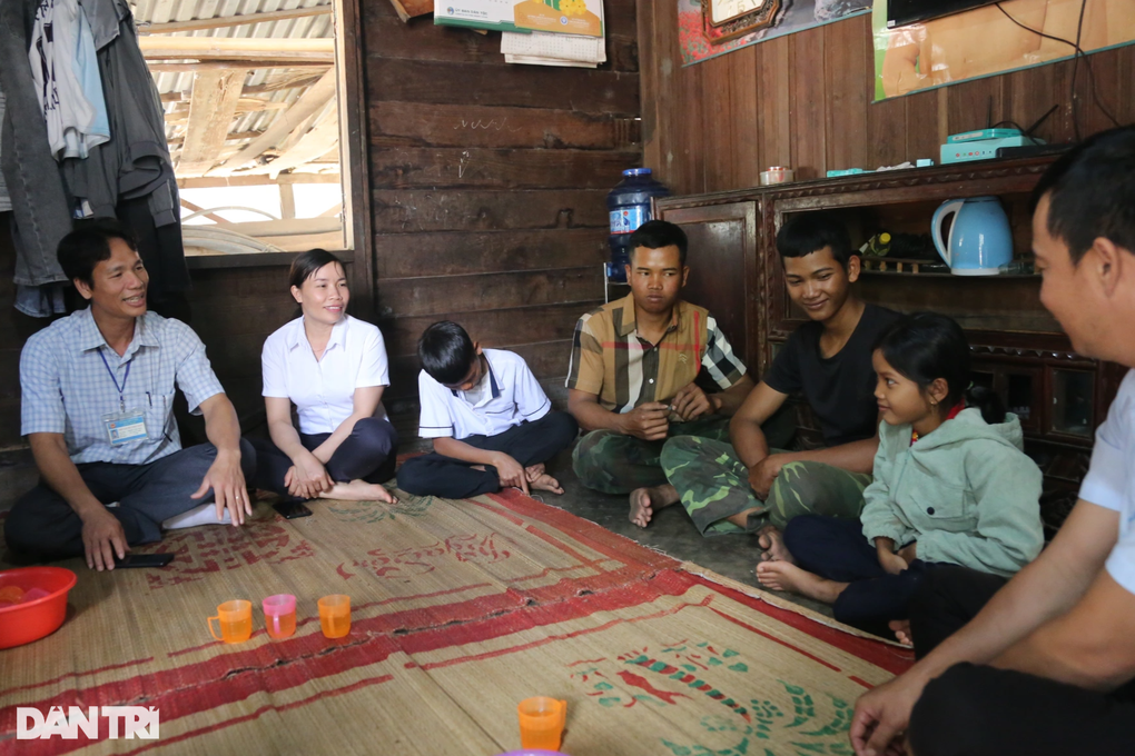 Trao hơn 320 triệu đồng giúp 5 anh em mồ côi tại Buôn Đôn - 2