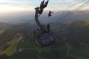 Thót tim cảnh người đàn ông trồng cây chuối trên dây cáp treo