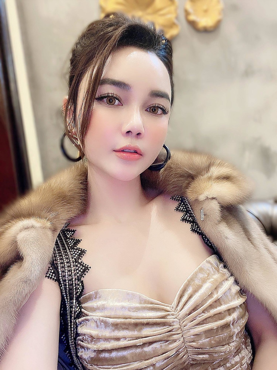 Nhan sắc khác lạ của nữ diễn viên Cả một đời ân oán Hồng Phương - 5 Nhan sắc khác lạ của nữ diễn viên Cả một đời ân oán Hồng Phương - 5