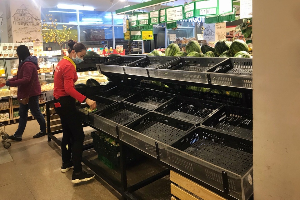 Chị em nội trợ “kêu trời’ vì giá rau xanh tăng chóng mặt - 2 Chị em nội trợ “kêu trời’ vì giá rau xanh tăng chóng mặt - 2