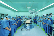 Hơn 200 y bác sĩ ở TPHCM xuyên đêm "hồi sinh" 4 cuộc đời ngày cận Tết