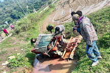 Lật máy cày, một người tử vong