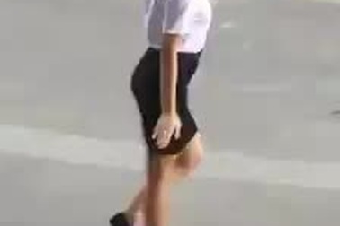 Cô gái với điệu nhảy "điện giật" siêu hài hước