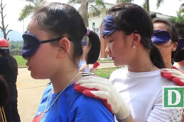 Trẻ nhỏ Hà Nội luyện thoát hiểm đám cháy nhà cao tầng