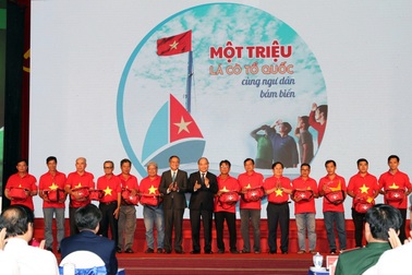 "Một triệu lá cờ Tổ quốc cùng ngư dân bám biển"