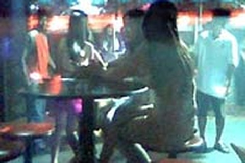 Con đường dẫn giới trẻ vào bar và lắc