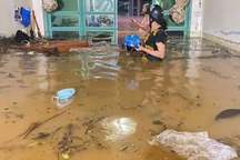 Đường phố Lào Cai biến thành sông, nhà dân nước ngập ngang người