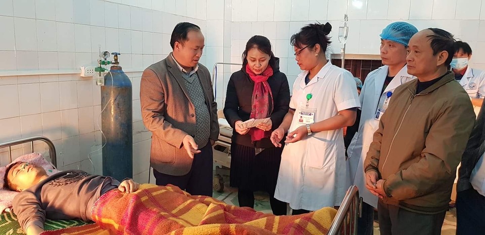 Một người đã nhảy xuống chèn nhưng xe chở đoàn người khuyết tật vẫn đâm vách núi - 1 Một người đã nhảy xuống chèn nhưng xe chở đoàn người khuyết tật vẫn đâm vách núi - 1