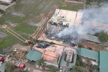 Nhà xưởng công ty sản xuất giấy ở Bắc Ninh cháy rụi