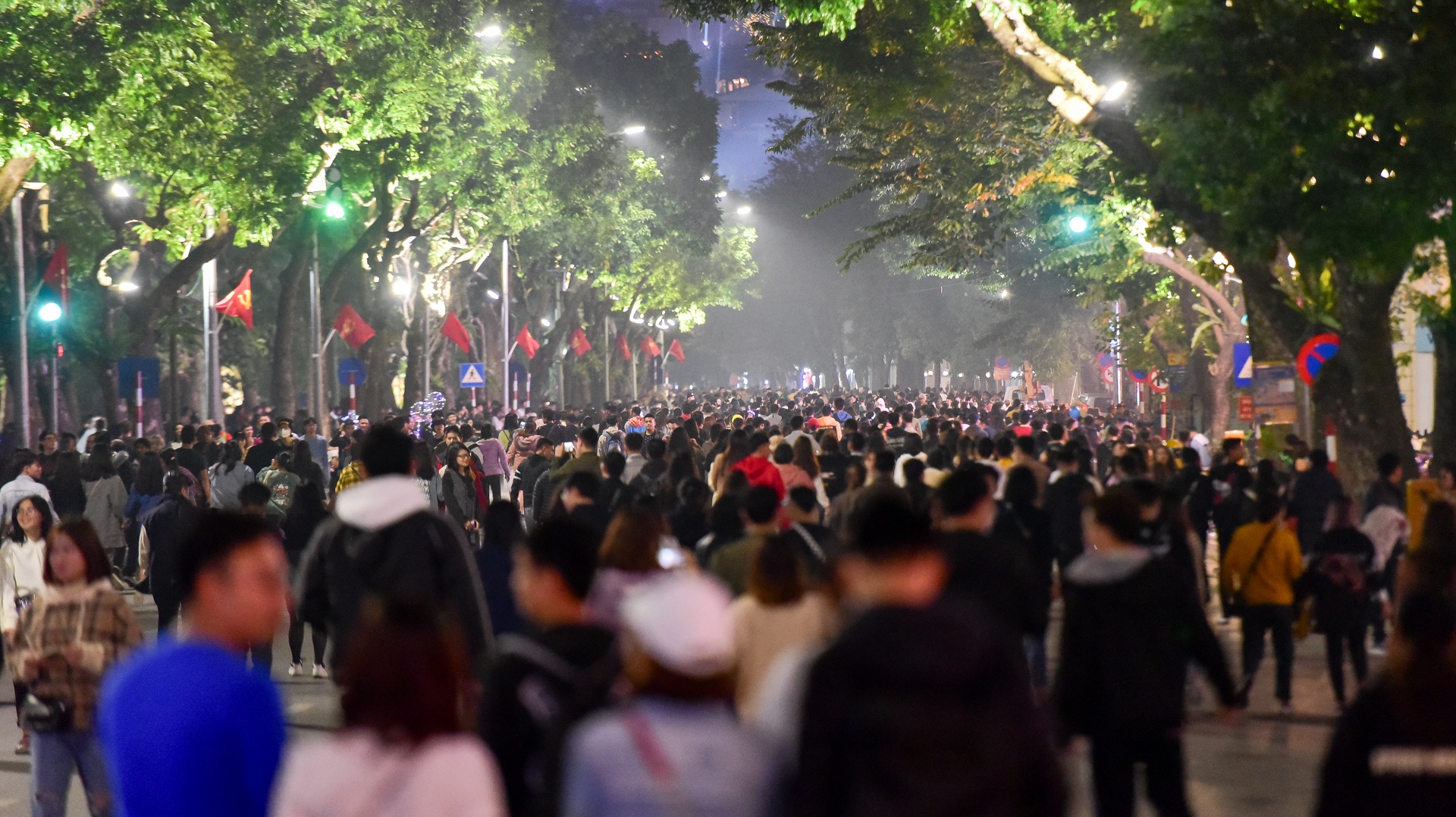 Hà Nội: Dòng người ùn ùn đổ về hồ Gươm đón năm mới 2020  - 2