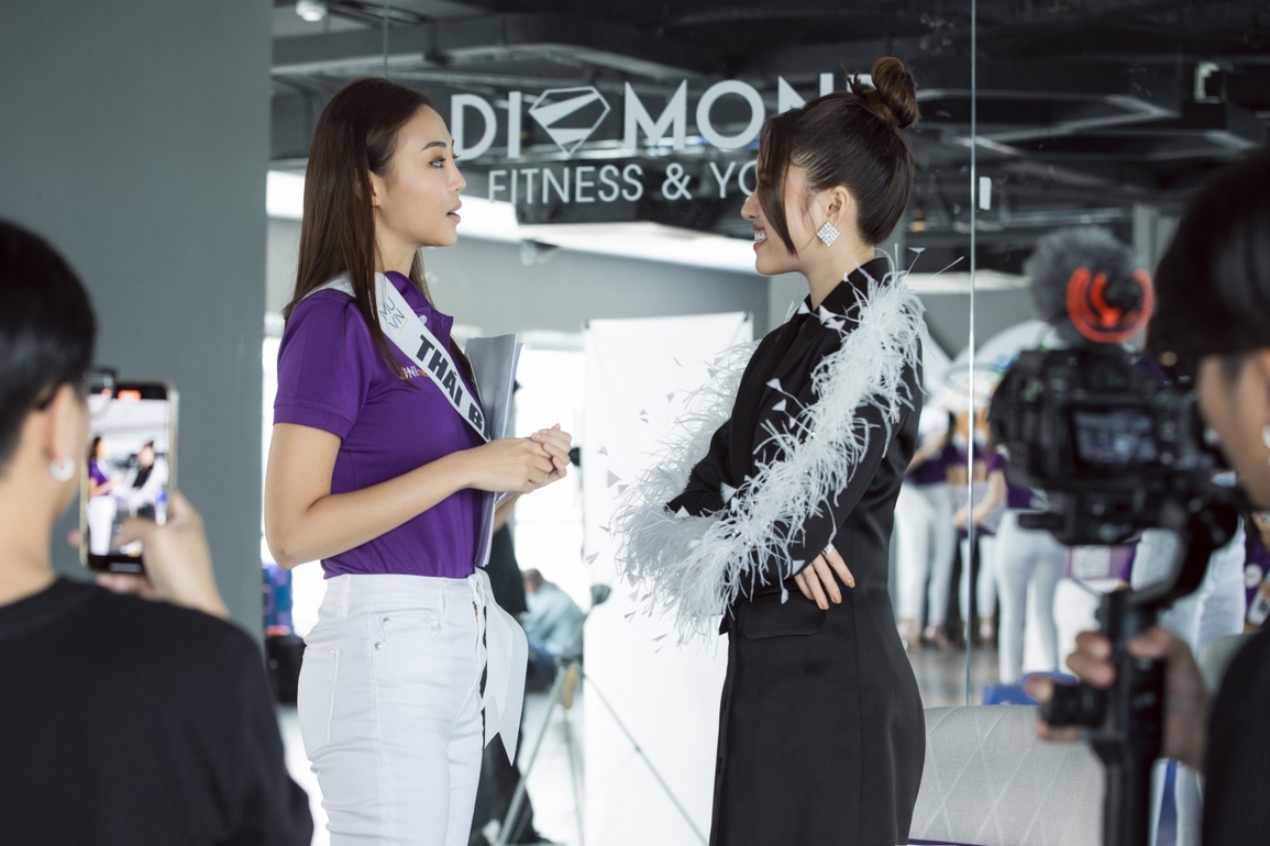 MC chân dài 1,1m đáp trả việc người đẹp chơi golf để săn đại gia - 1 MC chân dài 1,1m đáp trả việc người đẹp chơi golf để săn đại gia - 1