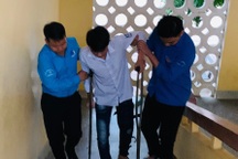 Nam sinh bị tai nạn, được tình nguyện viên đưa đón thi tốt nghiệp bằng ô tô