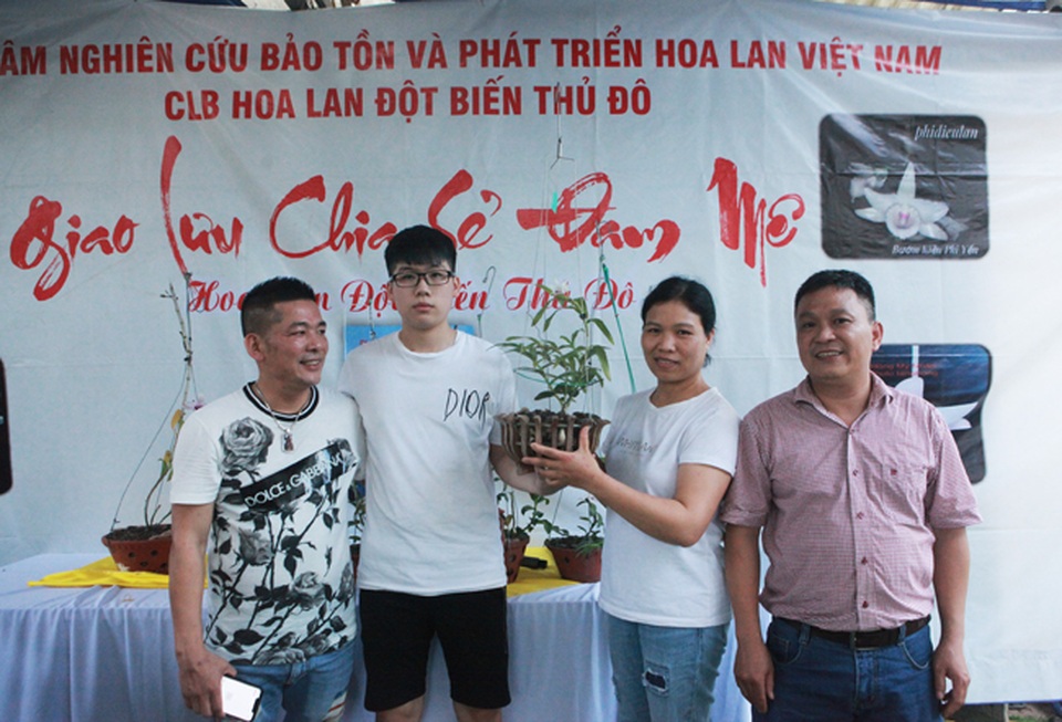 Đại gia Hà Nội chi 5 tỷ đồng mua giỏ lan nhìn như ngọn rau muống - 1 Đại gia Hà Nội chi 5 tỷ đồng mua giỏ lan nhìn như ngọn rau muống - 1