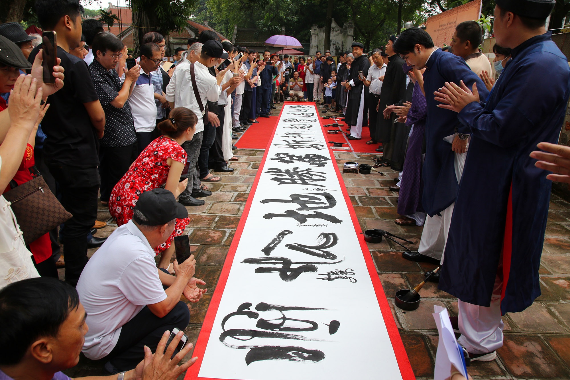 12 thư pháp gia dùng bút khổng lồ viết bức thư pháp dài 12 mét - 11 12 thư pháp gia dùng bút khổng lồ viết bức thư pháp dài 12 mét - 11