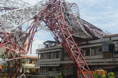 Hình ảnh cột phát sóng cao 150m "mềm nhũn" sau cơn bão