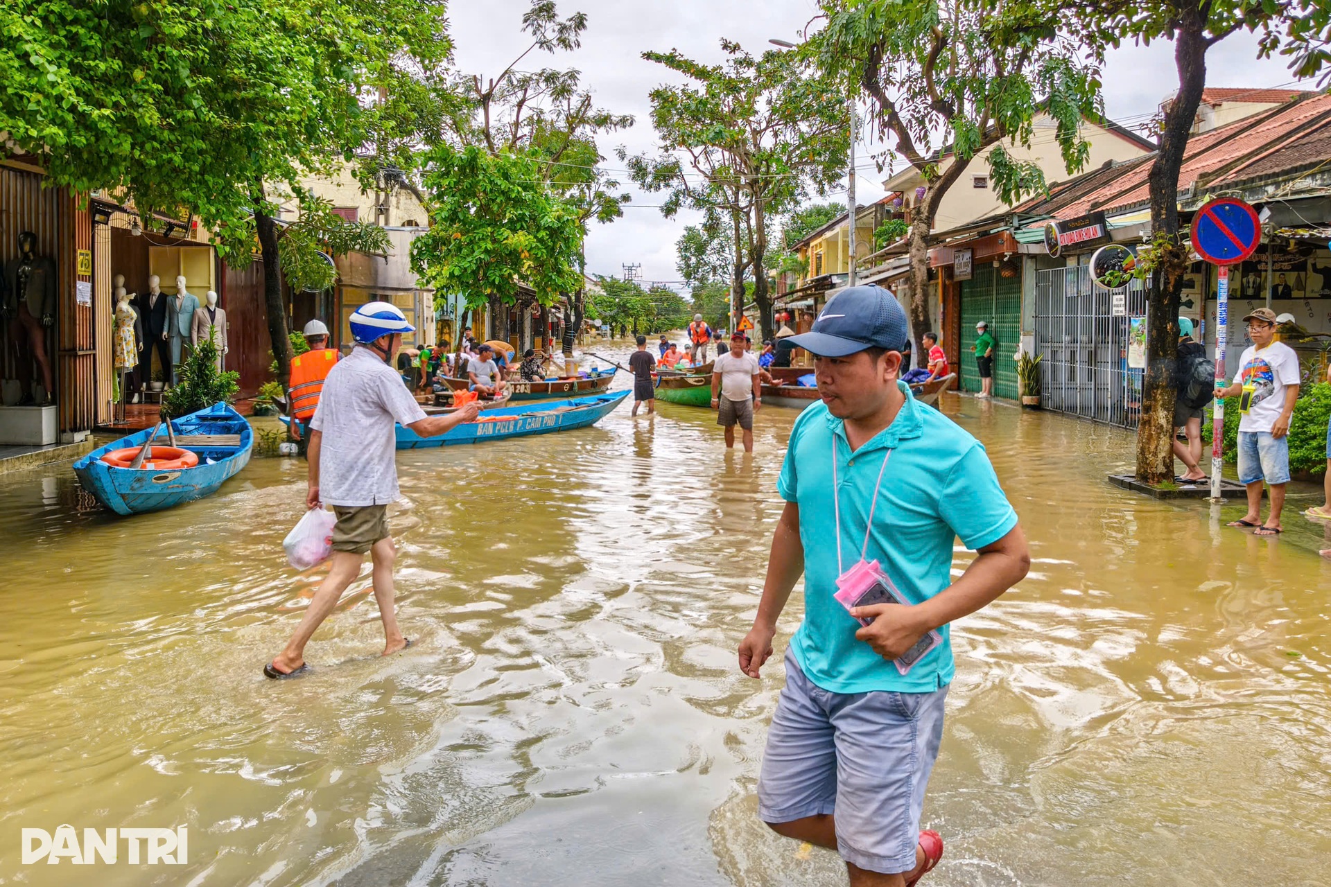 Toàn cảnh Hội An chìm trong cơn lụt lịch sử - 7 Toàn cảnh Hội An chìm trong cơn lụt lịch sử - 7