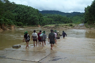 PCT Quốc hội Huỳnh Ngọc Sơn thăm và tặng quà đồng bào lũ lụt
