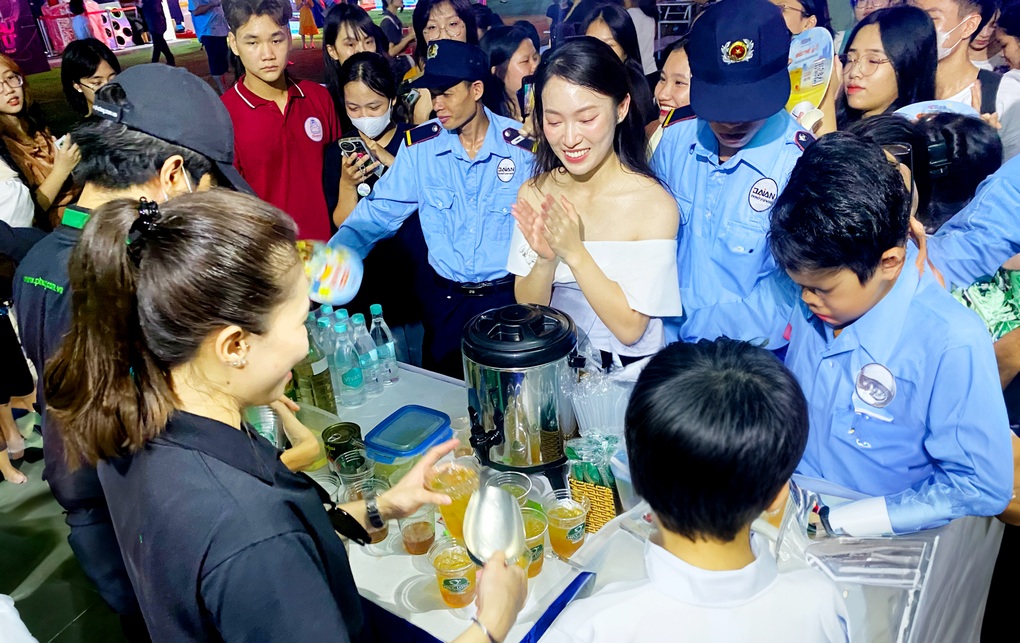 Khách hàng trẻ trải nghiệm thanh toán Phúc Long không tiền mặt - 4 Khách hàng trẻ trải nghiệm thanh toán Phúc Long không tiền mặt - 4
