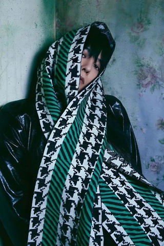 G-Dragon: Người đàn ông hiếm hoi "cân đẹp" mọi trang phục sến súa - 11