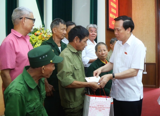 Bộ trưởng Bộ LĐ-TB&XH Đào Ngọc Dung trao tặng quà cho gia đình chính sách, người có công huyện Triệu Sơn