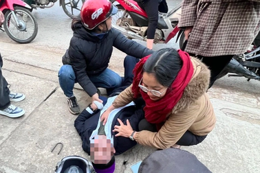 Nhóm cán bộ đoàn cùng CSGT cứu người đàn ông đột quỵ
