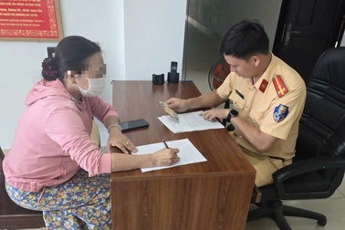 Phạt nữ tài xế đi sai làn, cố thủ trong ô tô ở TPHCM