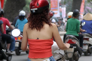 "Đỏ mặt" với thời trang "thừa da, thiếu vải"...