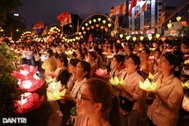 Hàng nghìn người tham gia "Đêm hội hoa đăng" ở chùa Pháp Hoa