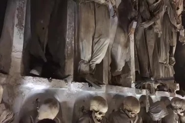 Bên trong hầm mộ cổ chứa hàng nghìn xác ướp kỳ lạ ở nhiều tư thế khác nhau