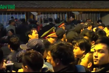 Vật vờ xếp hàng thâu đêm xin ấn Đền Trần