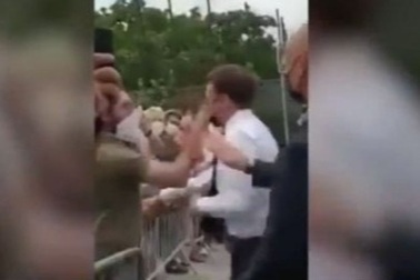 Pháp bắt kẻ bất ngờ tấn công Tổng thống Macron