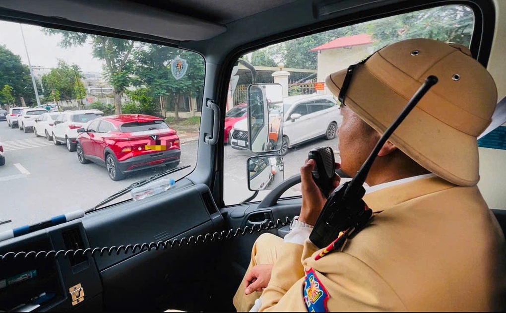 CSGT bí mật ghi hình, xử lý loạt tài xế ô tô đỗ sai trước sân bay Nội Bài - 1 CSGT bí mật ghi hình, xử lý loạt tài xế ô tô đỗ sai trước sân bay Nội Bài - 1