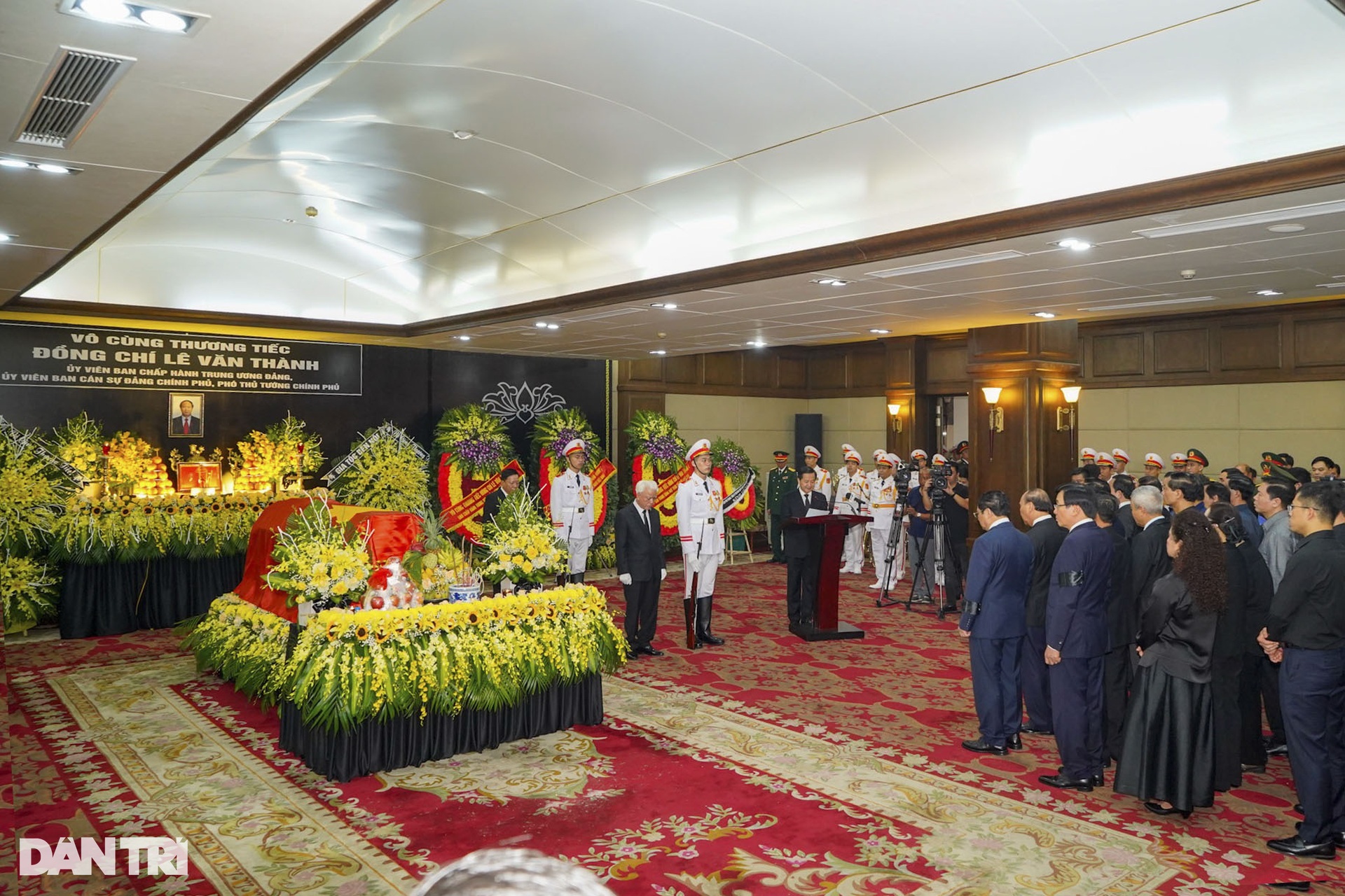 Linh xa đưa Phó Thủ tướng Lê Văn Thành về nơi an nghỉ cuối cùng - 1 Linh xa đưa Phó Thủ tướng Lê Văn Thành về nơi an nghỉ cuối cùng - 1