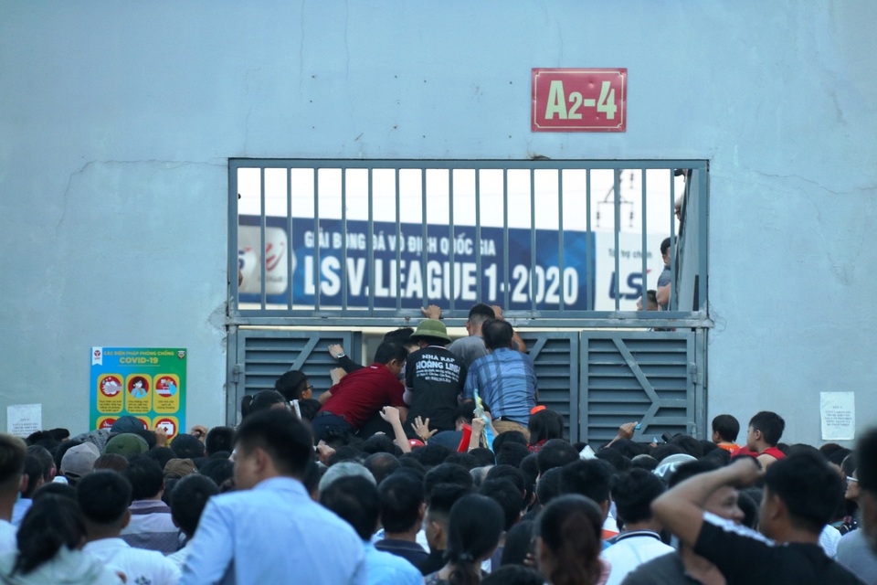 Hàng ngàn CĐV Hà Tĩnh bức xúc cầm vé trên tay không được vào sân - 9